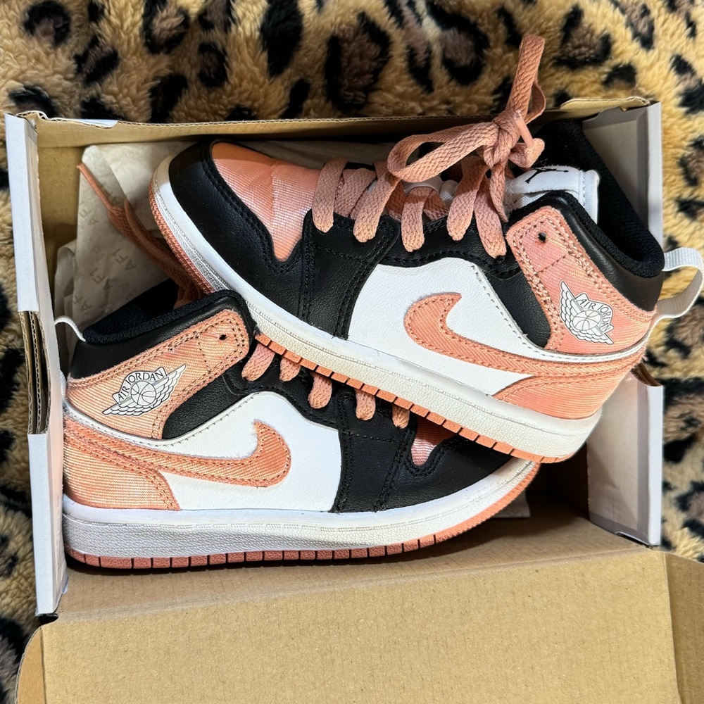 Kids size Nike 11C
